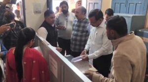 जालौन के जिलाधिकारी राजेश कुमार पांडेय कोंच नगर पालिका और ब्लॉक कार्यालय का वार्षिक निरीक्षण करते हुए अधिकारियों को निर्देश दे रहे हैं