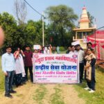 कोंच: एनएसएस शिविरों में गूंजा जल और पर्यावरण संरक्षण का संदेश; स्वयंसेवकों ने घर-घर जाकर टटोली गांव की नब्ज जालौन के कोंच में एनएसएस शिविर के दौरान ग्रामीण सर्वेक्षण करते स्वयंसेवक और जल संरक्षण पर आयोजित संगोष्ठी की सामूहिक तस्वीर