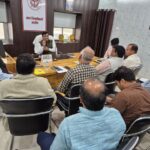 उरई में उप जिला निर्वाचन अधिकारी मतदाता सूची पुनरीक्षण को लेकर एईआरओ (AERO) के साथ समीक्षा बैठक की अध्यक्षता करते हुए