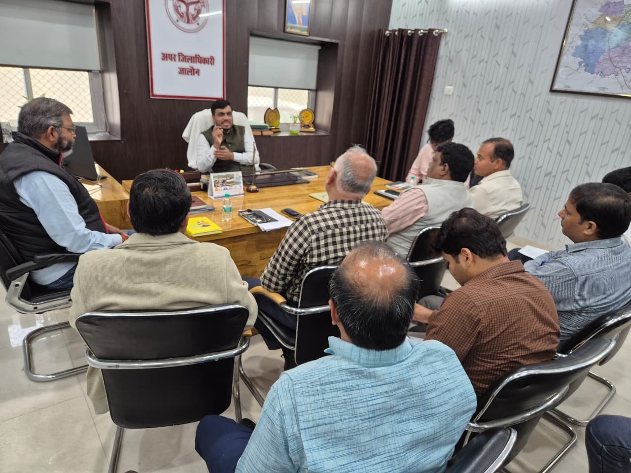 उरई में उप जिला निर्वाचन अधिकारी मतदाता सूची पुनरीक्षण को लेकर एईआरओ (AERO) के साथ समीक्षा बैठक की अध्यक्षता करते हुए