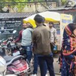 उरई के जिला एवं सत्र न्यायालय के गेट नंबर 3 के बाहर दो गुटों के बीच हाथापाई और मारपीट का दृश्य