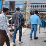 सीबीआई अधिकारियों द्वारा उरई और चित्रकूट में रेलवे कर्मचारियों को रिश्वत लेते हुए पकड़े जाने के बाद की कार्रवाई का सांकेतिक दृश्य