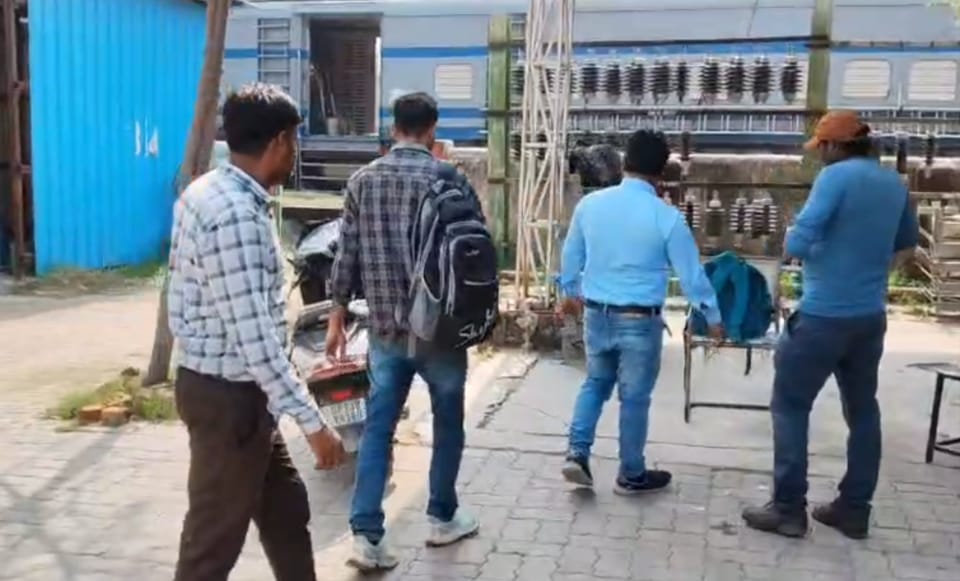 रेलवे संविदा भर्ती में बड़ा खेल: सीबीआई का उरई-चित्रकूट में छापा, तीन रेलकर्मी रिश्वत लेते रंगे हाथों गिरफ्तार news image सीबीआई अधिकारियों द्वारा उरई और चित्रकूट में रेलवे कर्मचारियों को रिश्वत लेते हुए पकड़े जाने के बाद की कार्रवाई का सांकेतिक दृश्य