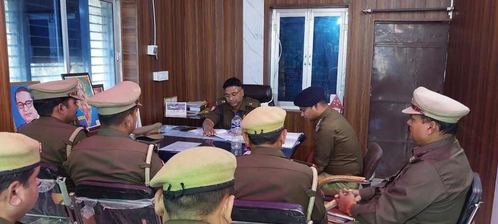 कोंच कोतवाली में सर्किल के थाना प्रभारियों के साथ अपराध समीक्षा बैठक (OR) करते एएसपी प्रदीप कुमार और क्षेत्राधिकारी।