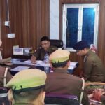 कोंच कोतवाली में सर्किल के थाना प्रभारियों के साथ अपराध समीक्षा बैठक (OR) करते एएसपी प्रदीप कुमार और क्षेत्राधिकारी।