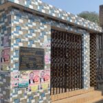 कोंच तहसील में लाखों की लागत से बना 'डीलक्स शौचालय' बना सफेद हाथी, गंदगी के अंबार के बीच अधिवक्ता ने एसडीएम से की शिकायत कोंच तहसील परिसर में गंदगी से भरा बदहाल डीलक्स शौचालय और शिकायत दर्ज कराते अधिवक्ता।