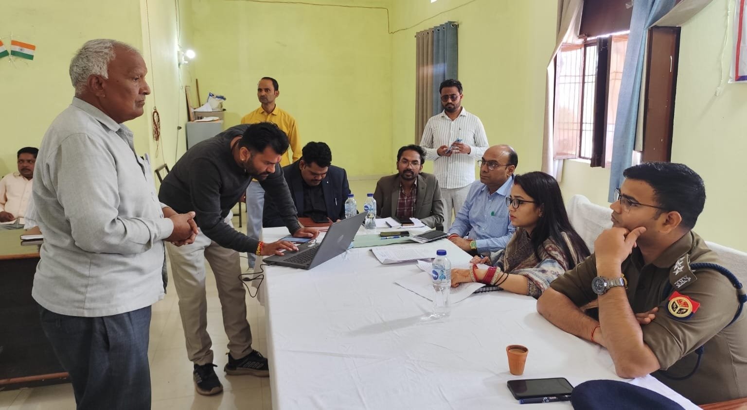 कोंच तहसील कार्यालय में समाधान दिवस की अध्यक्षता करतीं एसडीएम ज्योति सिंह, साथ में तहसीलदार और सीओ फरियादियों की समस्याएं सुनते हुए