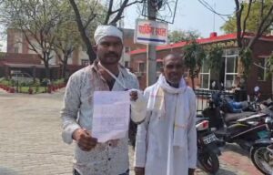 рдЙрд░рдИ рдореЗрдВ рджрдмрдВрдЧреЛрдВ рдХреЗ рд╣реМрд╕рд▓реЗ рдмреБрд▓рдВрдж: рдпреБрд╡рдХ рдкрд░ рдЬрд╛рдирд▓реЗрд╡рд╛ рд╣рдорд▓рд╛, рд╕рд┐рд░ рдФрд░ рд╣рд╛рде рдореЗрдВ рдлреНрд░реИрдХреНрдЪрд░; рдПрд╕рдкреА рд╕реЗ рд╕реБрд░рдХреНрд╖рд╛ рдХреА рдЧреБрд╣рд╛рд░ news image рдЬрд╛рд▓реМрди рдХреЗ рдЙрд░рдИ рдореЗрдВ рдШрд╛рдпрд▓ рдпреБрд╡рдХ рдЖрдирдВрдж рд░рд╛рдЬ рд╣рд╛рде рдФрд░ рд╕рд┐рд░ рдкрд░ рдкрдЯреНрдЯреА рдмрд╛рдВрдзреЗ рд╣реБрдП рдкреБрд▓рд┐рд╕ рдЕрдзреАрдХреНрд╖рдХ рдХрд╛рд░реНрдпрд╛рд▓рдп рдХреЗ рдмрд╛рд╣рд░ рдиреНрдпрд╛рдп рдХреА рдЧреБрд╣рд╛рд░ рд▓рдЧрд╛рддреЗ рд╣реБрдП