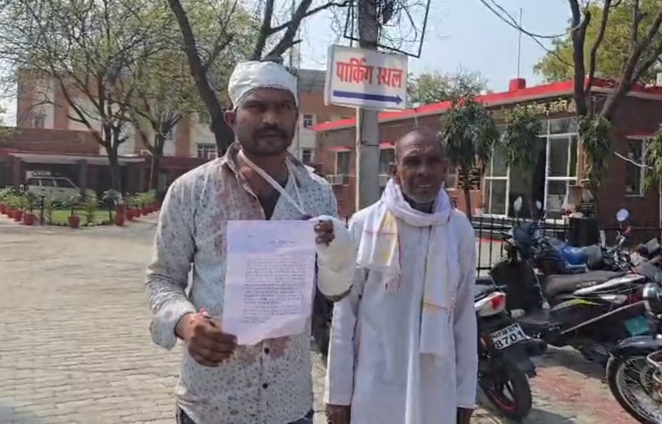 उरई में दबंगों के हौसले बुलंद: युवक पर जानलेवा हमला, सिर और हाथ में फ्रैक्चर; एसपी से सुरक्षा की गुहार news image जालौन के उरई में घायल युवक आनंद राज हाथ और सिर पर पट्टी बांधे हुए पुलिस अधीक्षक कार्यालय के बाहर न्याय की गुहार लगाते हुए