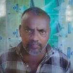 जालौन के सिरसाकलार थाना क्षेत्र में गमगीन परिजन और अस्पताल के बाहर खड़ी पुलिस बल, पृष्ठभूमि में मृतक किसान अरविंद सिंह की फाइल फोटो