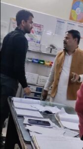 рдЙрд░рдИ рдЬрд┐рд▓рд╛ рдЕрд╕реНрдкрддрд╛рд▓ рдореЗрдВ рд╣рд╛рдИ-рд╡реЛрд▓реНрдЯреЗрдЬ рдбреНрд░рд╛рдорд╛: рдЬрд┐рд▓рд╛ рдкрдВрдЪрд╛рдпрдд рд╕рджрд╕реНрдп рдФрд░ рдбреЙрдХреНрдЯрд░ рдХреЗ рдмреАрдЪ рддреАрдЦреА рдиреЛрдХрдЭреЛрдВрдХ, рд╡реАрдбрд┐рдпреЛ рд╕реЛрд╢рд▓ рдореАрдбрд┐рдпрд╛ рдкрд░ рд╡рд╛рдпрд░рд▓ news image рдЙрд░рдИ рдХреЗ рдЬрд┐рд▓рд╛ рдЕрд╕реНрдкрддрд╛рд▓ рдореЗрдВ рдЗрдорд░рдЬреЗрдВрд╕реА рд╡рд╛рд░реНрдб рдХреЗ рднреАрддрд░ рдЬрд┐рд▓рд╛ рдкрдВрдЪрд╛рдпрдд рд╕рджрд╕реНрдп рдкреБрд╖реНрдкреЗрдВрджреНрд░ рд╕рд┐рдВрд╣ рд╕реЗрдВрдЧрд░ рдФрд░ рдбреЙрдХреНрдЯрд░ рд╕рдореАрд░ рдХреЗ рдмреАрдЪ рддреАрдЦреА рдмрд╣рд╕ рдХрд╛ рджреГрд╢реНрдп, рдЬрд╣рд╛рдБ рд▓реЛрдЧ рдмреАрдЪ-рдмрдЪрд╛рд╡ рдХрд░рддреЗ рдирдЬрд░ рдЖ рд░рд╣реЗ рд╣реИрдВ