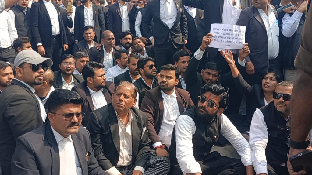 जालौन के उरई जिला न्यायालय के बाहर बड़ी संख्या में एकत्रित आक्रोशित अधिवक्ता, जो पुलिस प्रशासन के खिलाफ नारेबाजी करते हुए विरोध प्रदर्शन कर रहे हैं