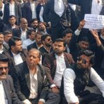 विशेष रिपोर्ट: उरई न्यायालय के बाहर वकीलों का भारी हंगामा; TSI पर मारपीट का आरोप, पुलिस प्रशासन के खिलाफ खोला मोर्चा जालौन के उरई जिला न्यायालय के बाहर बड़ी संख्या में एकत्रित आक्रोशित अधिवक्ता, जो पुलिस प्रशासन के खिलाफ नारेबाजी करते हुए विरोध प्रदर्शन कर रहे हैं