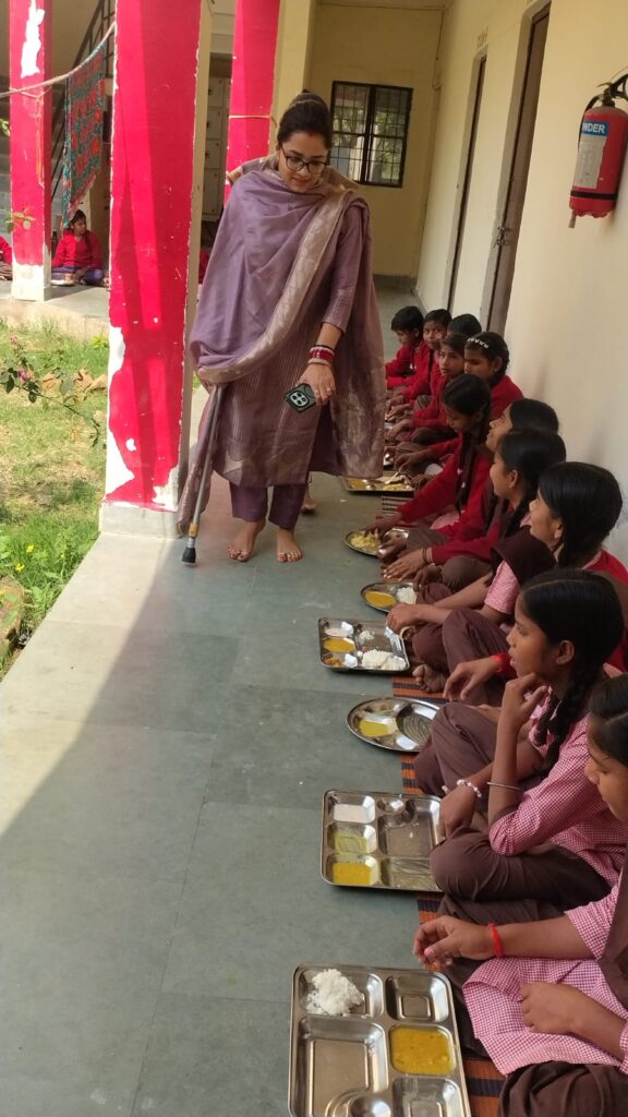 एसडीएम ज्योति सिंह का कस्तूरबा विद्यालय में औचक छापा: खराब निर्माण पर जेई और घटिया राशन पर वेंडर को नोटिस के निर्देश news image