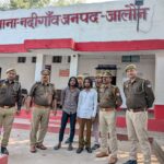 नदीगांव थाना पुलिस टीम की गिरफ्त में खड़े हत्या के आरोपी वाहिद और प्रेम, साथ में पुलिस अधिकारी और बरामदगी की प्रतीकात्मक फोटो