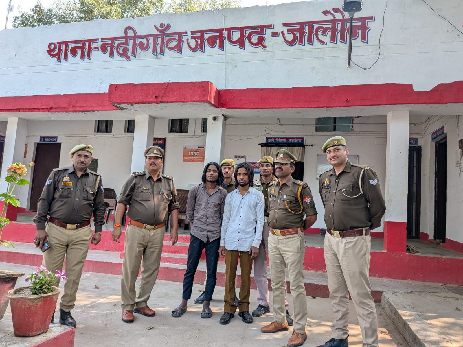 नदीगांव थाना पुलिस टीम की गिरफ्त में खड़े हत्या के आरोपी वाहिद और प्रेम, साथ में पुलिस अधिकारी और बरामदगी की प्रतीकात्मक फोटो