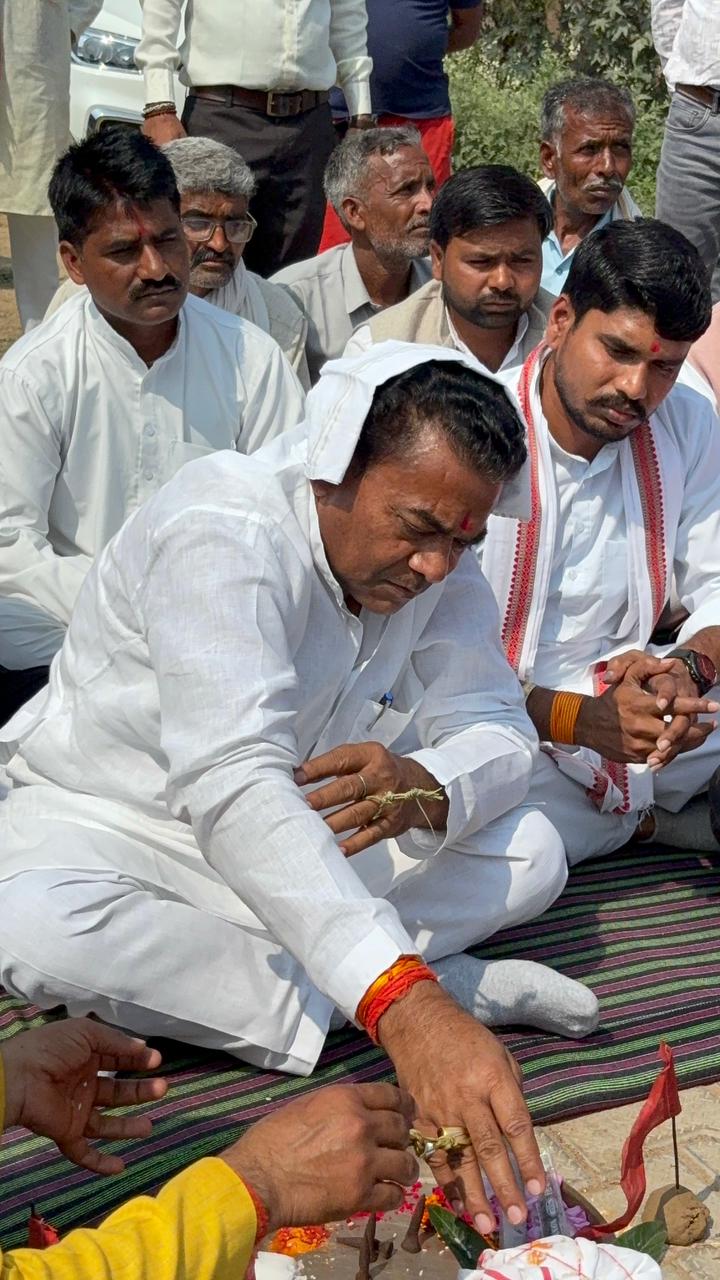 कोंच: माधोगढ़ विधानसभा में विकास की नई उड़ान; विधायक ने 22 करोड़ की सड़क और भव्य प्रवेश द्वार का किया भूमि पूजन news image माधोगढ़ विधायक मूलचंद्र निरंजन जालौन के ग्राम नावली में वैदिक मंत्रोच्चार के बीच नई सड़क और भव्य प्रवेश द्वार के निर्माण हेतु भूमि पूजन करते हुए