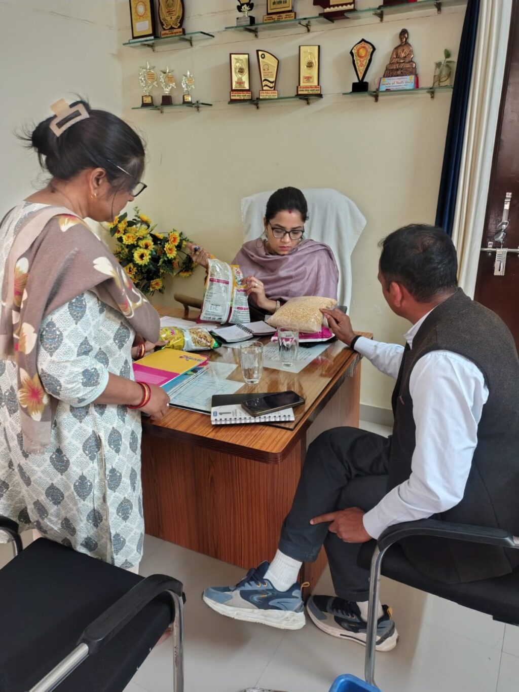 कोंच एसडीएम ज्योति सिंह कस्तूरबा गांधी आवासीय विद्यालय का निरीक्षण करते हुए, साथ में खंड शिक्षा अधिकारी और विद्यालय स्टाफ