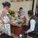 एसडीएम ज्योति सिंह का कस्तूरबा विद्यालय में औचक छापा: खराब निर्माण पर जेई और घटिया राशन पर वेंडर को नोटिस के निर्देश कोंच एसडीएम ज्योति सिंह कस्तूरबा गांधी आवासीय विद्यालय का निरीक्षण करते हुए, साथ में खंड शिक्षा अधिकारी और विद्यालय स्टाफ