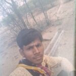 बुंदेलखंड एक्सप्रेसवे पर दुर्घटनाग्रस्त बाइक और मौके पर जांच करती जालौन पुलिस की टीम, सड़क किनारे बिखरा सामान।