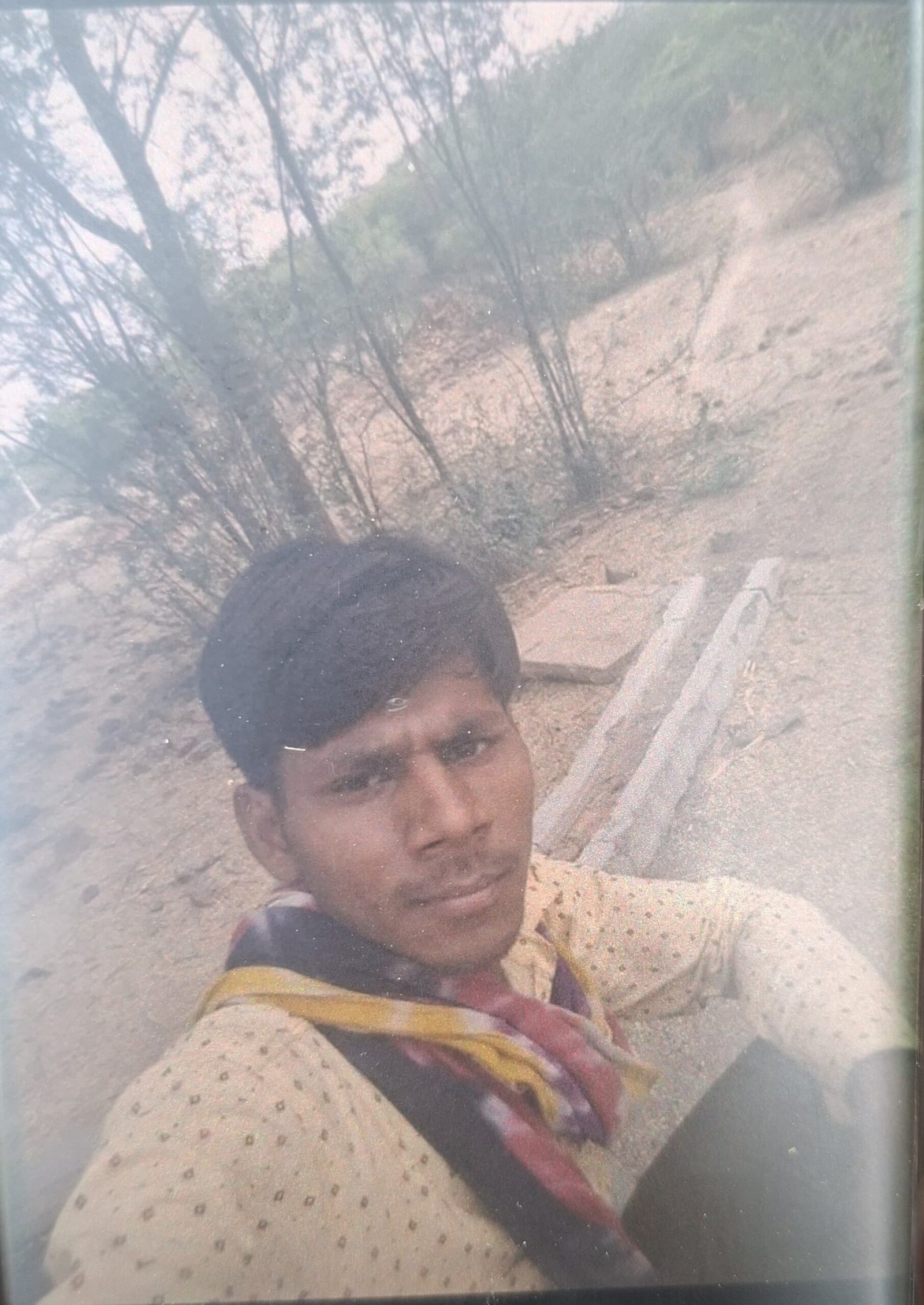 बुंदेलखंड एक्सप्रेसवे पर दुर्घटनाग्रस्त बाइक और मौके पर जांच करती जालौन पुलिस की टीम, सड़क किनारे बिखरा सामान।