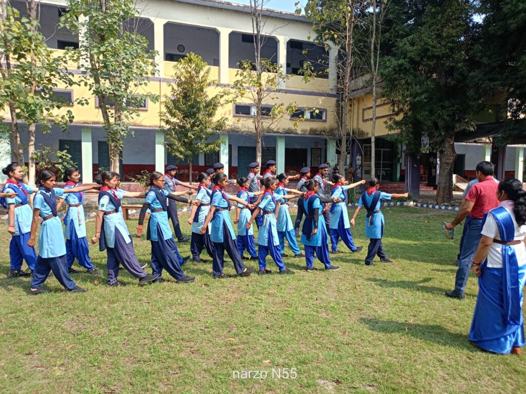 मथुरा प्रसाद महाविद्यालय में रोवर रेंजरों ने सीखे जीवन रक्षक गुर: विषम परिस्थितियों में आत्मनिर्भरता का मिला मंत्र news image मथुरा प्रसाद महाविद्यालय कोंच में रोवर रेंजर प्रशिक्षण शिविर के दौरान ध्वजारोहण करते प्राचार्य और गांठें लगाने का अभ्यास करते छात्र-छात्राएं