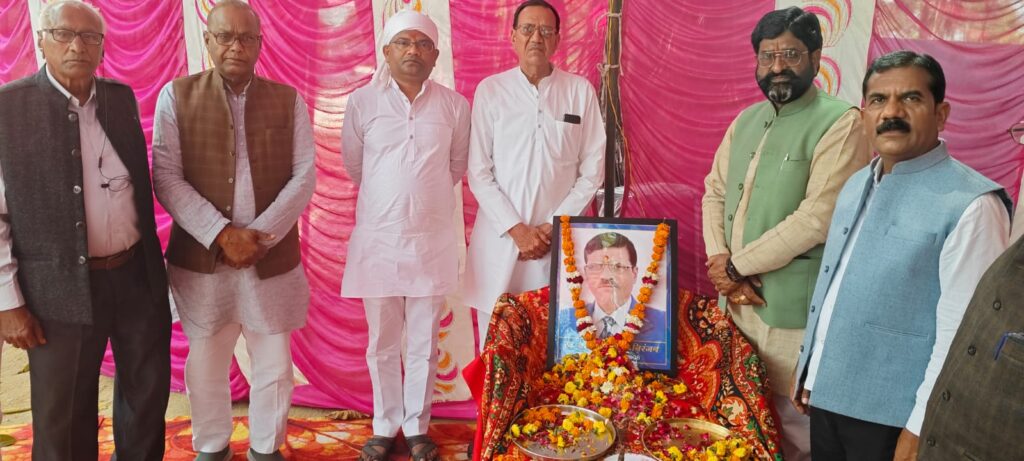 शिक्षा जगत के एक युग का अंत: पूर्व प्राचार्य डॉ. टीआर निरंजन की त्रयोदशी पर उमड़ा जनसैलाब, दिग्गजों ने दी श्रद्धांजलि news image कोंच के ग्राम चमरसेना में दिवंगत पूर्व प्राचार्य डॉ. टीआर निरंजन को श्रद्धांजलि अर्पित करते विधायक मूलचंद्र निरंजन और अन्य गणमान्य नागरिक