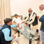 विधायक मूलचंद्र निरंजन का कड़ा निर्देश: परीक्षाओं और सिंचाई के लिए रात में सुनिश्चित हो निर्बाध बिजली आपूर्ति उरई निरीक्षण भवन में बिजली विभाग के अधिकारियों के साथ बैठक करते माधोगढ़ विधायक मूलचंद्र निरंजन और उपस्थित किसान