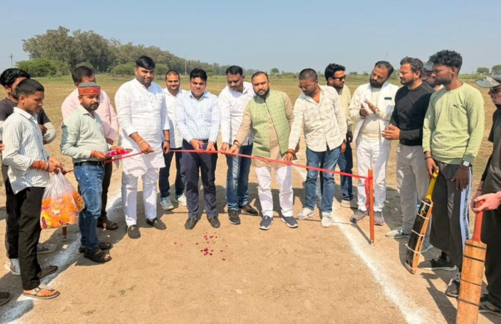 कोंच: एमएसडी क्रिकेट टूर्नामेंट का भव्य शुभारंभ, युवा नेता आशु निरंजन ने खिलाड़ियों में भरा जोश news image युवा भाजपा नेता जितेंद्र सिंह 'आशु' निरंजन तीतरा खलीलपुर में एमएसडी क्रिकेट टूर्नामेंट का फीता काटकर उद्घाटन करते हुए और खिलाड़ियों से परिचय प्राप्त करते हुए।