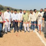 युवा भाजपा नेता जितेंद्र सिंह 'आशु' निरंजन तीतरा खलीलपुर में एमएसडी क्रिकेट टूर्नामेंट का फीता काटकर उद्घाटन करते हुए और खिलाड़ियों से परिचय प्राप्त करते हुए।