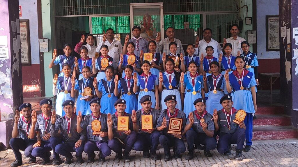 मथुरा प्रसाद महाविद्यालय में रोवर-रेंजर प्रशिक्षण शिविर का भव्य समापन: अनुशासन और सेवा भाव के साथ युवाओं ने दिखाया कौशल news image कोंच के मथुरा प्रसाद महाविद्यालय में रोवर-रेंजर प्रशिक्षण शिविर के समापन समारोह के दौरान पुरस्कार प्राप्त करते छात्र और उपस्थित अतिथि