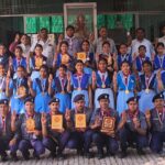 मथुरा प्रसाद महाविद्यालय में रोवर-रेंजर प्रशिक्षण शिविर का भव्य समापन: अनुशासन और सेवा भाव के साथ युवाओं ने दिखाया कौशल कोंच के मथुरा प्रसाद महाविद्यालय में रोवर-रेंजर प्रशिक्षण शिविर के समापन समारोह के दौरान पुरस्कार प्राप्त करते छात्र और उपस्थित अतिथि