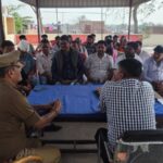 कोंच कोतवाली परिसर में आयोजित पीस कमेटी की बैठक में उपस्थित नायब तहसीलदार जितेंद्र सिंह, प्रभारी निरीक्षक बृजेश बहादुर सिंह और क्षेत्र के गणमान्य नागरिक