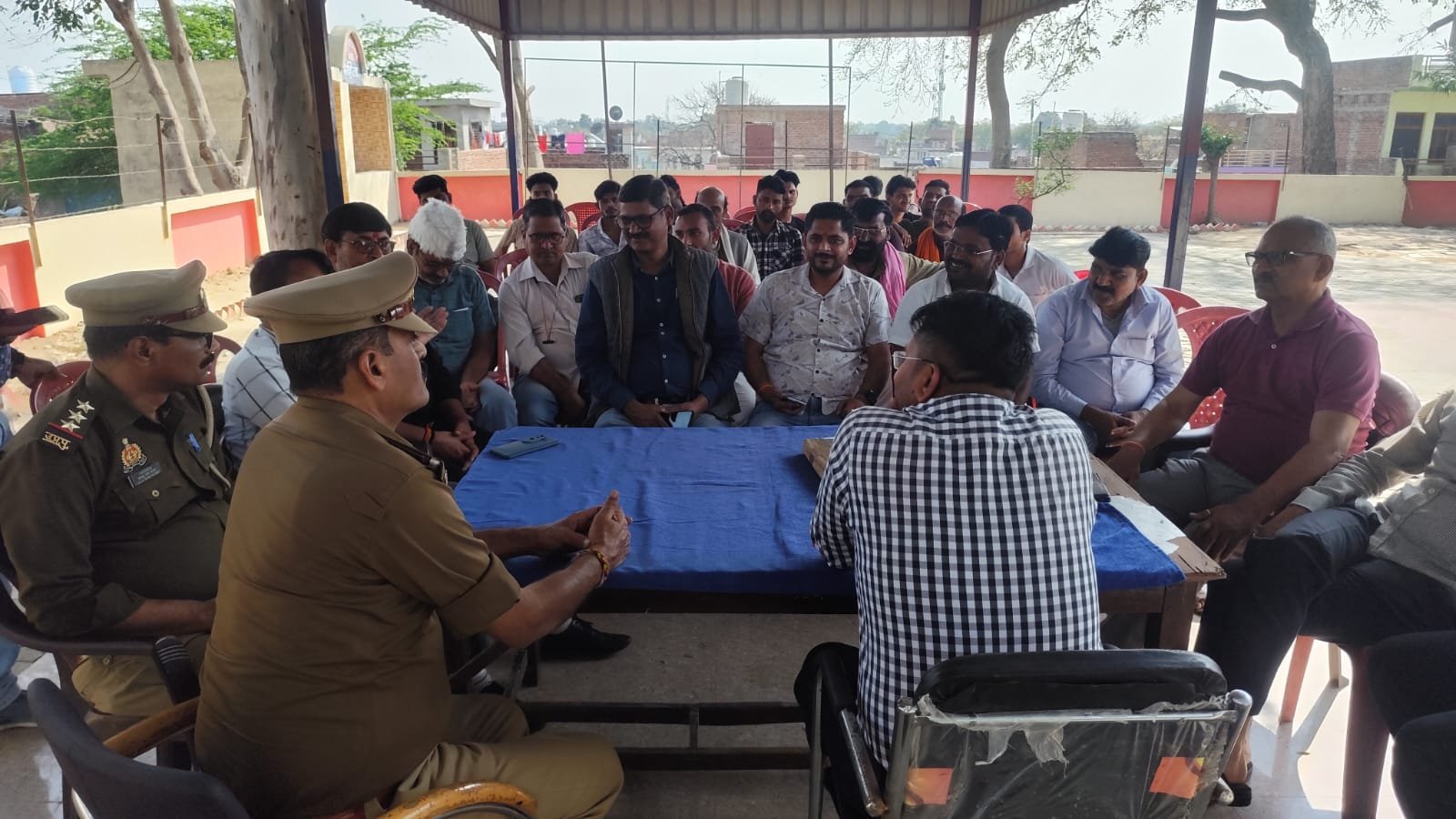 कोंच कोतवाली परिसर में आयोजित पीस कमेटी की बैठक में उपस्थित नायब तहसीलदार जितेंद्र सिंह, प्रभारी निरीक्षक बृजेश बहादुर सिंह और क्षेत्र के गणमान्य नागरिक