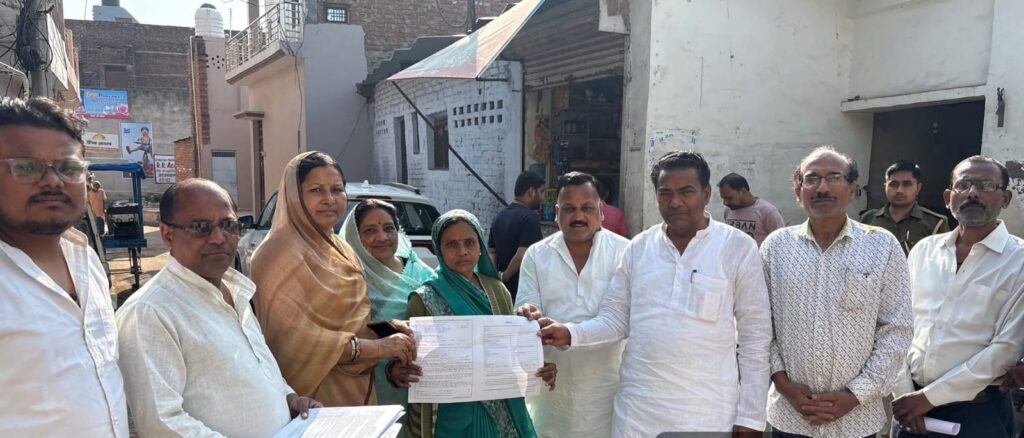 लोकतंत्र की मजबूती के लिए विधायक की अनूठी पहल: कोंच में घर-घर पहुंचे मूलचंद्र निरंजन, नए मतदाताओं को किया जागरूक news image कोंच में मतदाता पुनरीक्षण अभियान के दौरान मोहल्ला जयप्रकाश नगर में स्थानीय नागरिकों को मतदाता फॉर्म वितरित करते भाजपा विधायक मूलचंद्र निरंजन और अन्य पार्टी पदाधिकारी।