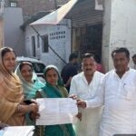 लोकतंत्र की मजबूती के लिए विधायक की अनूठी पहल: कोंच में घर-घर पहुंचे मूलचंद्र निरंजन, नए मतदाताओं को किया जागरूक कोंच में मतदाता पुनरीक्षण अभियान के दौरान मोहल्ला जयप्रकाश नगर में स्थानीय नागरिकों को मतदाता फॉर्म वितरित करते भाजपा विधायक मूलचंद्र निरंजन और अन्य पार्टी पदाधिकारी।