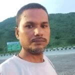 उत्तर प्रदेश के औरैया में सड़क दुर्घटना के बाद क्षतिग्रस्त बाइक और विलाप करते परिजनों की सांकेतिक तस्वीर, साथ ही पुलिस द्वारा की जा रही वैधानिक कार्यवाही।