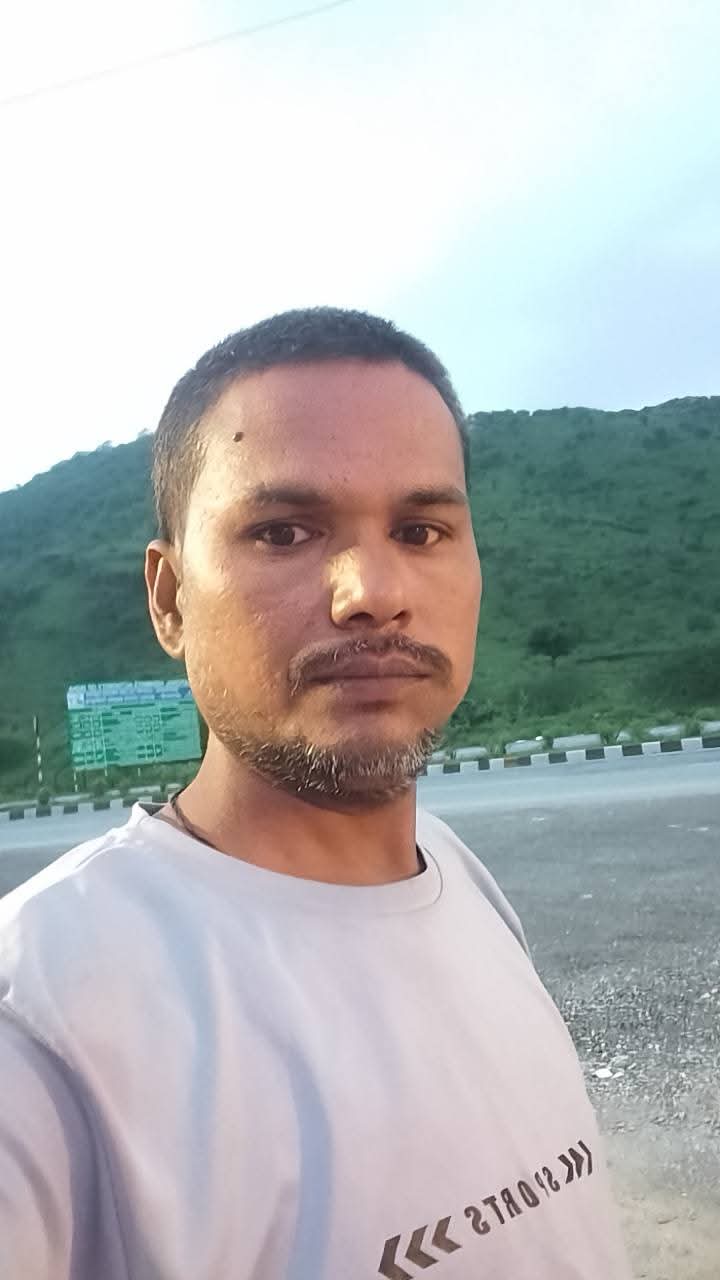 उत्तर प्रदेश के औरैया में सड़क दुर्घटना के बाद क्षतिग्रस्त बाइक और विलाप करते परिजनों की सांकेतिक तस्वीर, साथ ही पुलिस द्वारा की जा रही वैधानिक कार्यवाही।