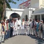 जालौन के उरई कलेक्ट्रेट में कांग्रेस जिलाध्यक्ष अरविंद सिंह सेंगर के नेतृत्व में कार्यकर्ताओं द्वारा शंकराचार्य के समर्थन में प्रदर्शन और ज्ञापन सौंपने का दृश्य
