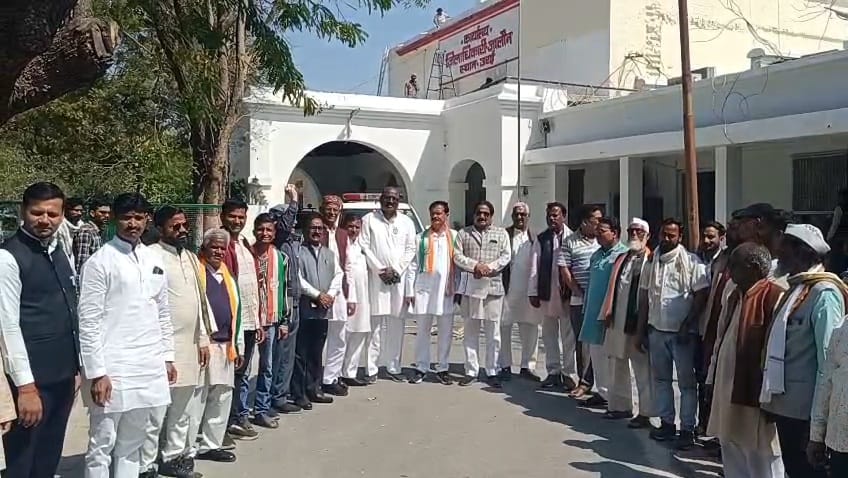 शंकराचार्य के समर्थन में सड़कों पर उतरी कांग्रेस: जालौन कलेक्ट्रेट का घेराव कर निष्पक्ष जांच की उठाई मांग news image जालौन के उरई कलेक्ट्रेट में कांग्रेस जिलाध्यक्ष अरविंद सिंह सेंगर के नेतृत्व में कार्यकर्ताओं द्वारा शंकराचार्य के समर्थन में प्रदर्शन और ज्ञापन सौंपने का दृश्य