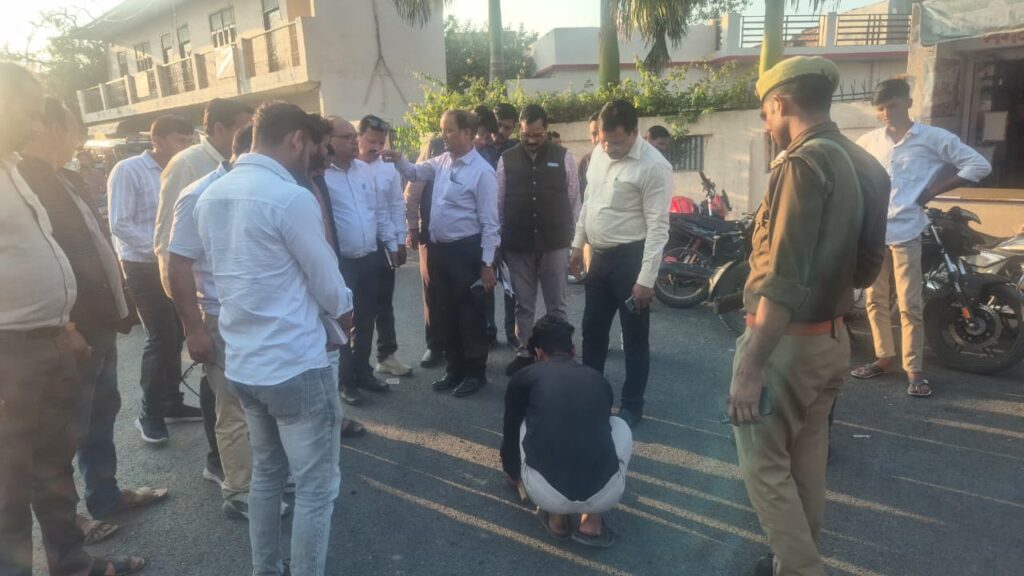 डीएम की शक्ति: मानकों की अनदेखी पर उखड़ेगी सड़क, ठेकेदार और अधिकारियों पर FIR के निर्देश news image जालौन जिलाधिकारी राजेश कुमार पाण्डेय उरई में नगर पालिका द्वारा बनाई जा रही सड़क का औचक निरीक्षण करते हुए और घटिया निर्माण सामग्री की जांच करते हुए।