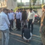 डीएम की शक्ति: मानकों की अनदेखी पर उखड़ेगी सड़क, ठेकेदार और अधिकारियों पर FIR के निर्देश जालौन जिलाधिकारी राजेश कुमार पाण्डेय उरई में नगर पालिका द्वारा बनाई जा रही सड़क का औचक निरीक्षण करते हुए और घटिया निर्माण सामग्री की जांच करते हुए।