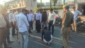 जालौन जिलाधिकारी राजेश कुमार पाण्डेय उरई में नगर पालिका द्वारा बनाई जा रही सड़क का औचक निरीक्षण करते हुए और घटिया निर्माण सामग्री की जांच करते हुए।