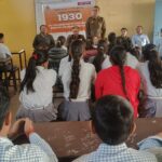 कोंच के पं. रामस्वरूप रावत इंटर कॉलेज में छात्र-छात्राओं को साइबर सुरक्षा के टिप्स देते पुलिस अधिकारी और मौजूद विद्यालय स्टाफ