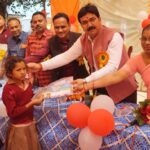 कोंच बीआरसी केंद्र पर 'हमारा आंगन हमारे बच्चे' उत्सव के दौरान दीप प्रज्वलित करते पालिकाध्यक्ष प्रदीप गुप्ता, खंड शिक्षा अधिकारी और अन्य गणमान्य अतिथि