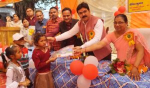 कोंच बीआरसी केंद्र पर 'हमारा आंगन हमारे बच्चे' उत्सव के दौरान दीप प्रज्वलित करते पालिकाध्यक्ष प्रदीप गुप्ता, खंड शिक्षा अधिकारी और अन्य गणमान्य अतिथि