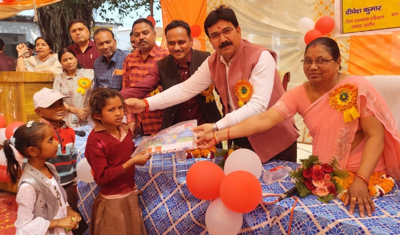 कोंच: ‘हमारा आंगन हमारे बच्चे’ उत्सव के जरिए निपुण भारत अभियान को मिली नई गति, 35 मेधावी छात्र सम्मानित