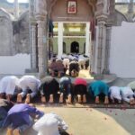 उत्तर प्रदेश के जालौन जिले के कोंच नगर में रमजान के पहले जुमे पर मस्जिद में नमाज अदा करते नमाजी और सुरक्षा व्यवस्था में तैनात पुलिस बल