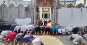 उत्तर प्रदेश के जालौन जिले के कोंच नगर में रमजान के पहले जुमे पर मस्जिद में नमाज अदा करते नमाजी और सुरक्षा व्यवस्था में तैनात पुलिस बल