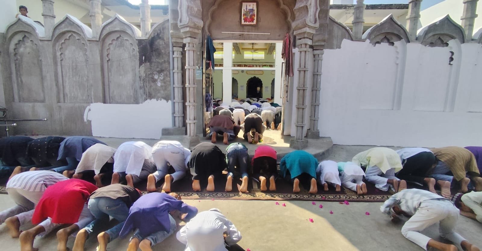 आस्था और उल्लास: कोंच में रमजान के पहले जुमे पर उमड़ा जनसैलाब, मस्जिदों में गूंजी अमन-चैन की दुआएं